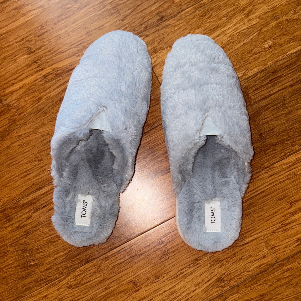 NWOT TOMS Soft Gray Slippers, size 7.5